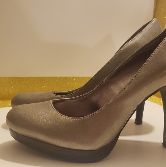 3/$15 Alfani Silver Stormy Gray Platform 7.5 Pump Heel - Picture 2 of 7